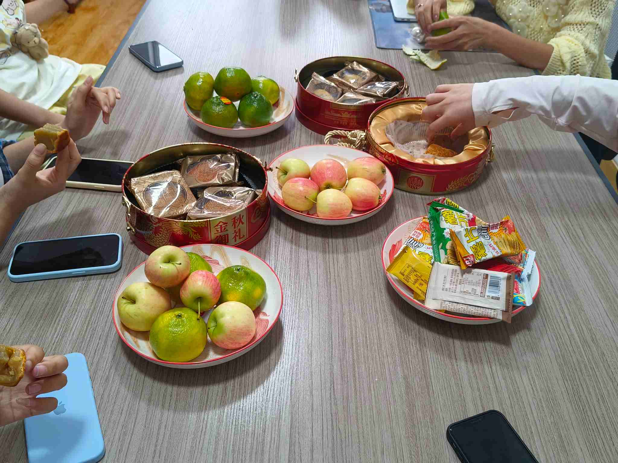 Zemeijia тримає теплий обідній чай