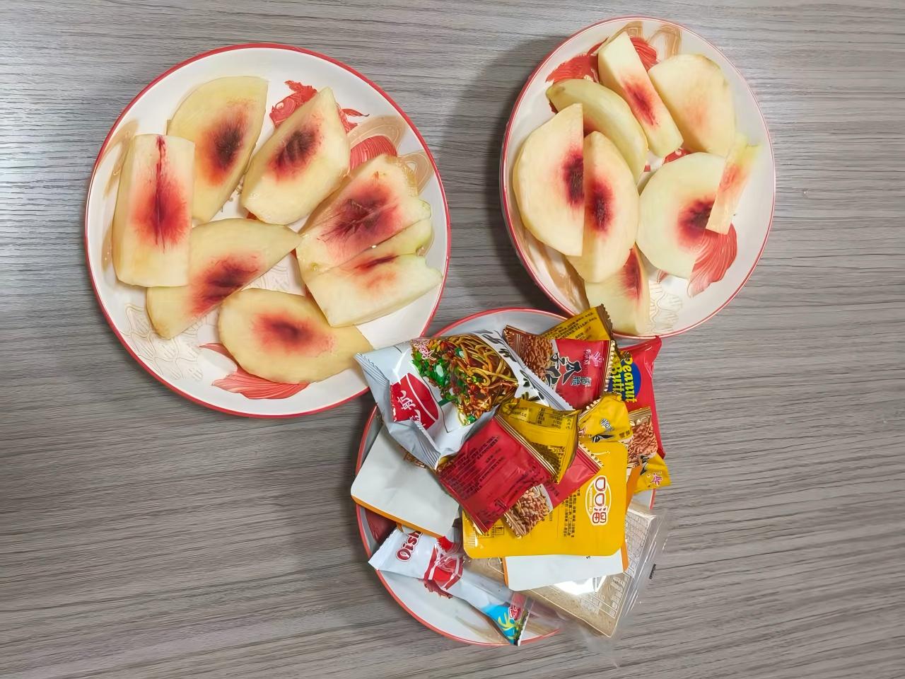 Персики та закуски живили полудень Земеіджії