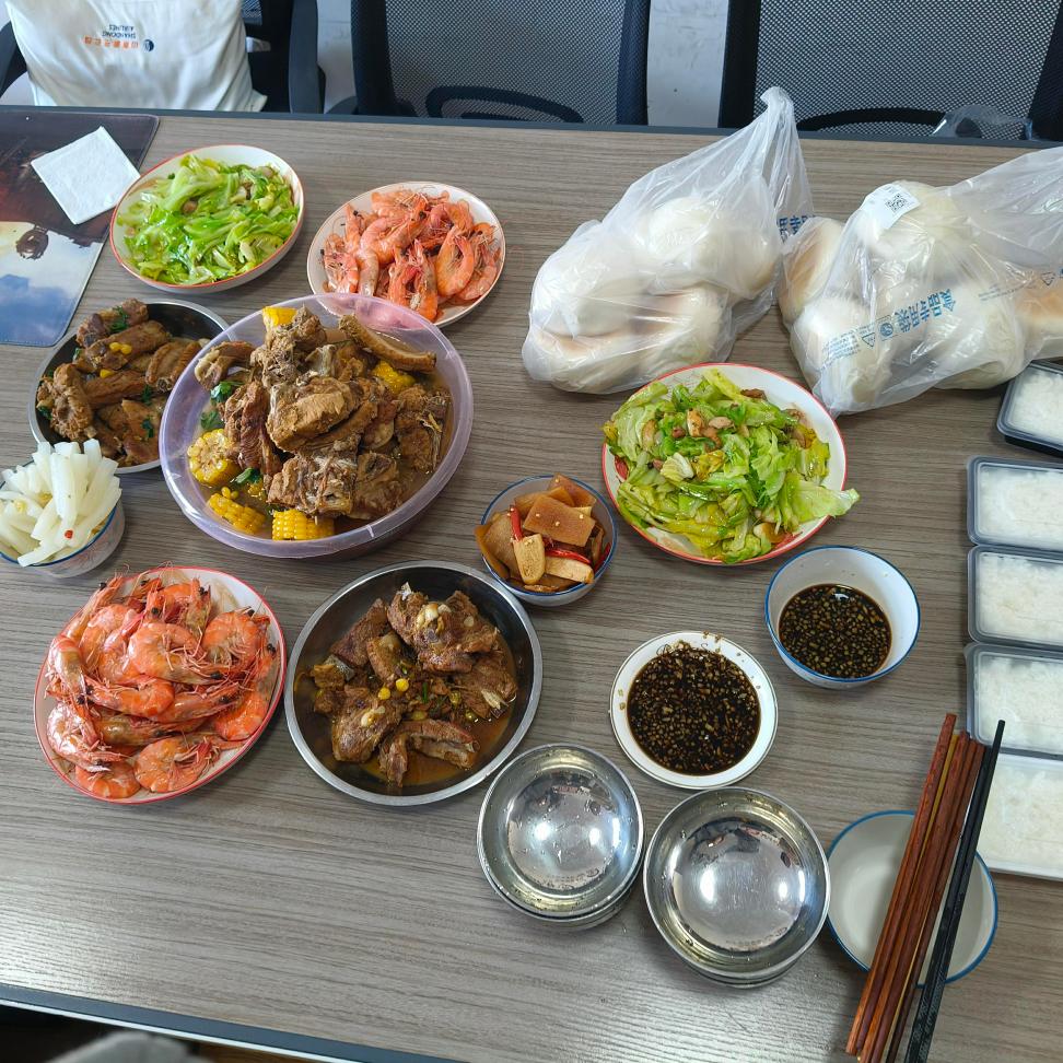 Боси готують обід для всіх!