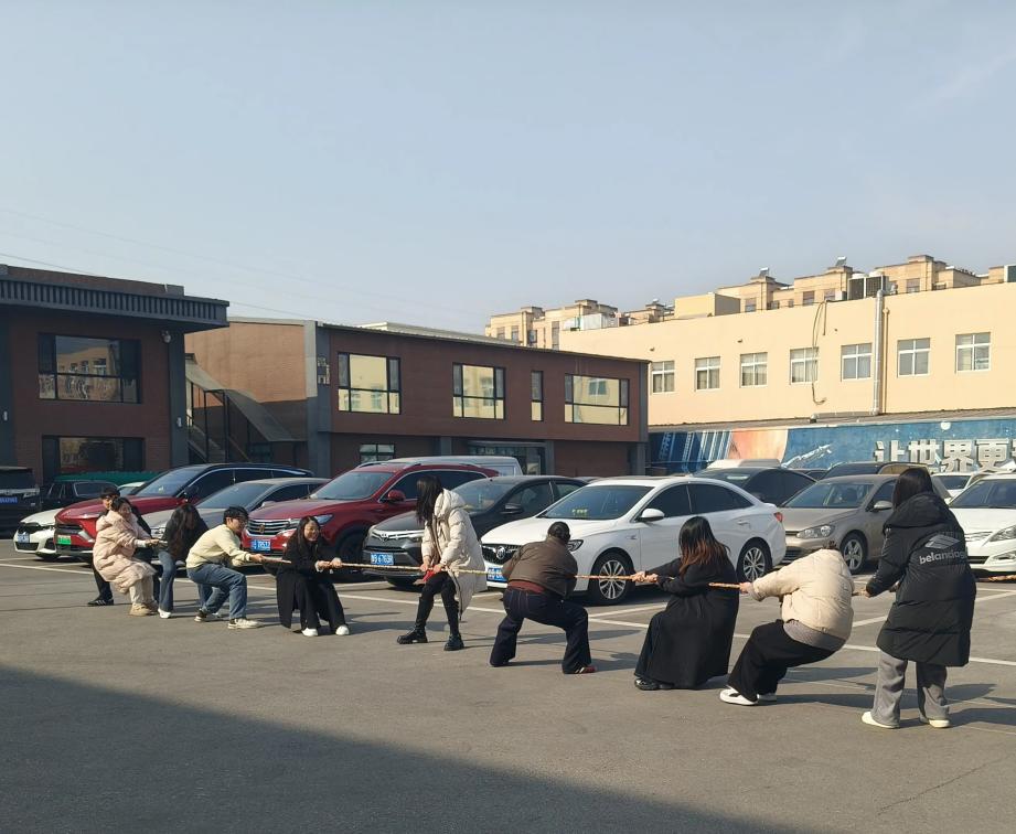 Опівдні перетягування канату та стрибки на скакалці в Zemeijia