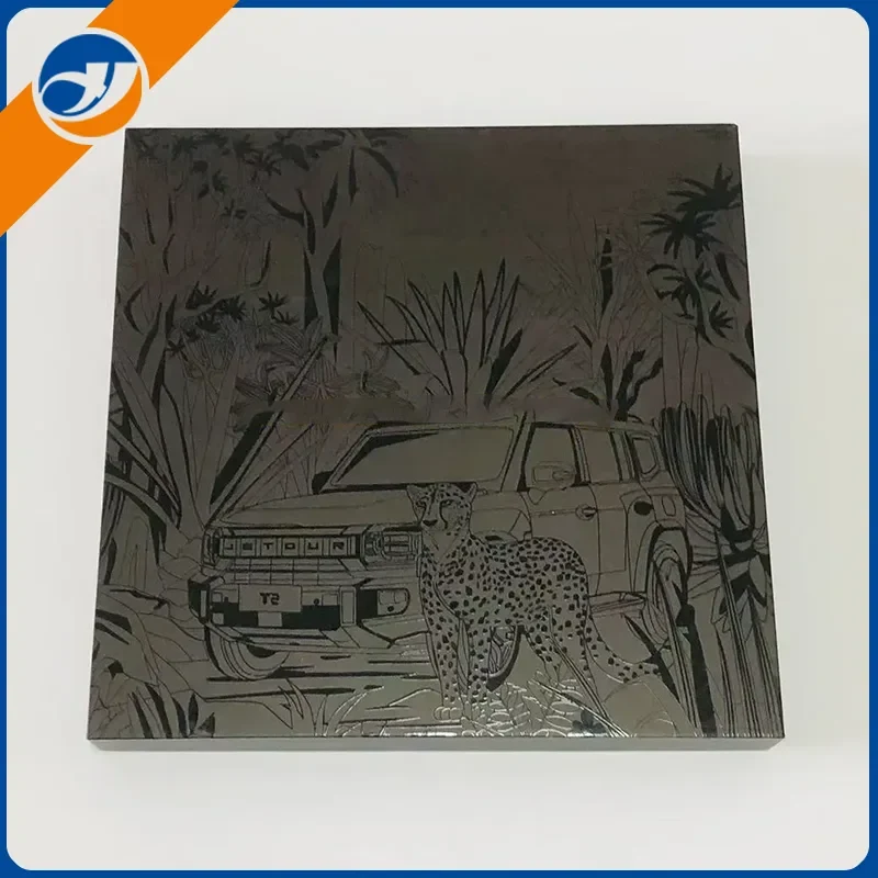 Чорна подарункова коробка з матовим тисненням